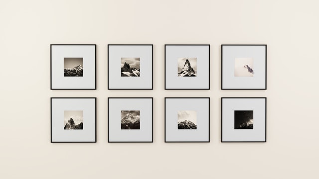 Biela stena so šiestimi obrázkami v moderných rámoch.jpg